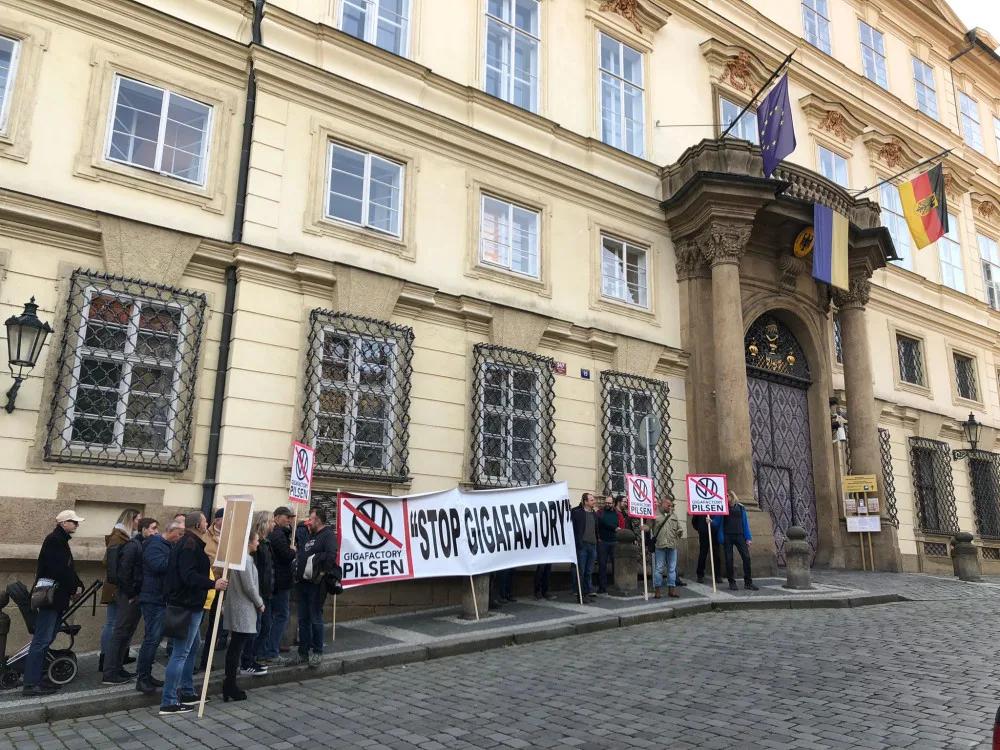 Před ambasádu přišly asi dvě desítky pilotů