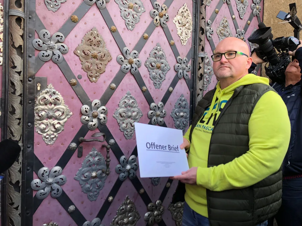 Před německou ambasádou v Praze protestovali piloti z Plzně. Jejich letiště chtějí zrušit kvůli továrně