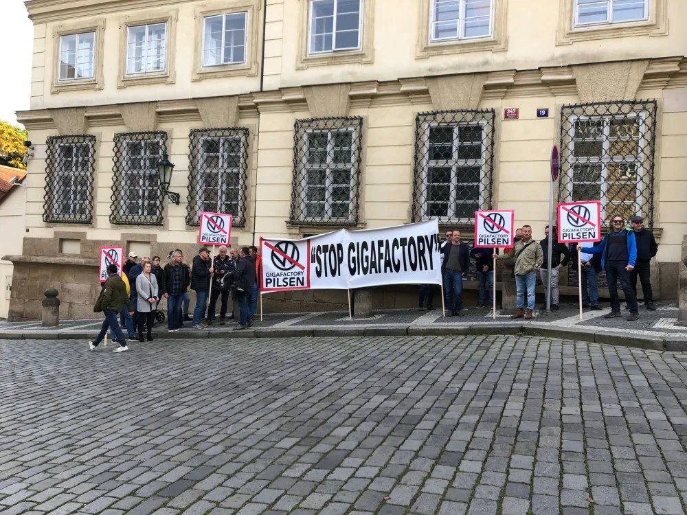 Před německou ambasádou v Praze protestovali piloti z Plzně. Jejich letiště chtějí zrušit kvůli továrně