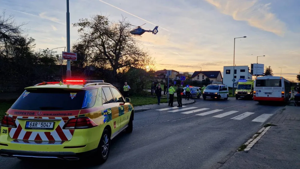 Mladíka srazil autobus. Skončil v nemocnici