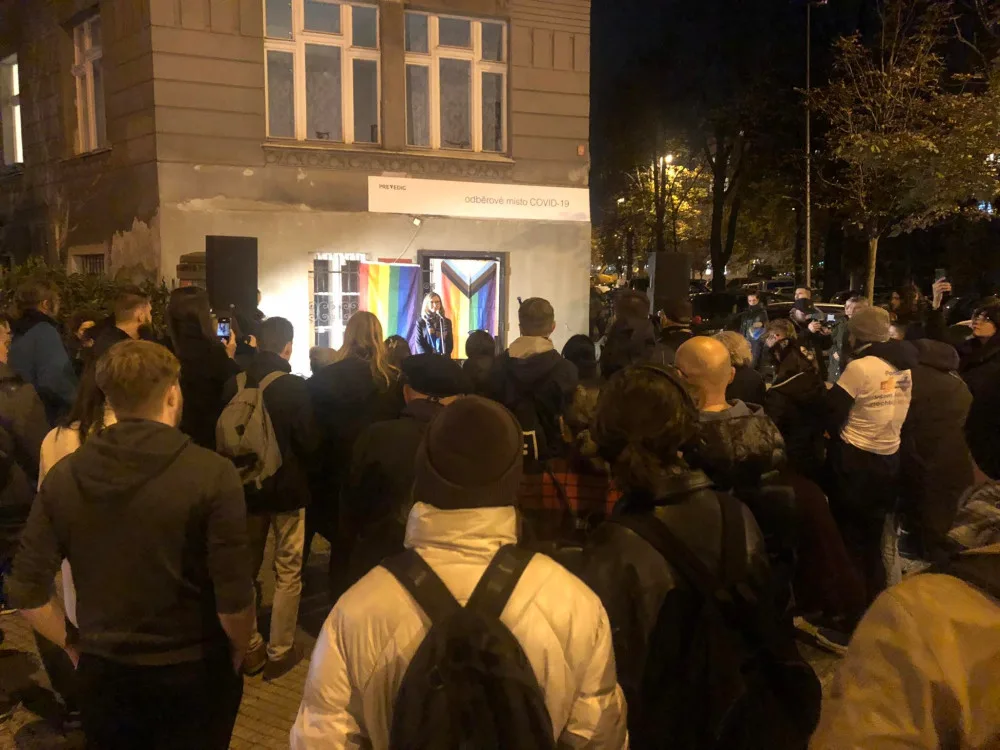 VIDEO: Před slovenskou ambasádou v Praze se sešli rodiče LGBT+ dětí