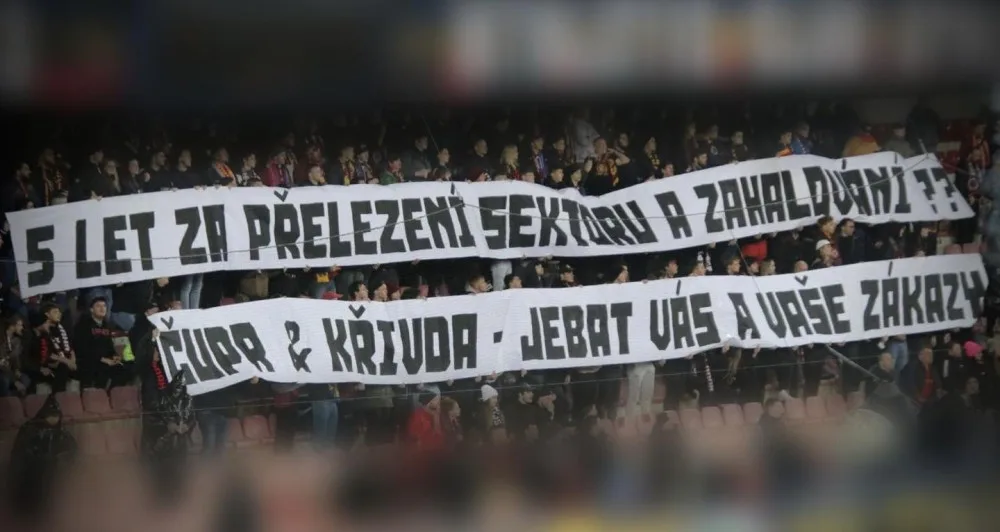 Sparta deklasovala Slovácko. Fanoušci zaházeli trávník světlicemi a protestovali