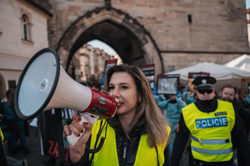 VIDEO: Účastníci průvodu Prahou protestovali proti pokusům na zvířatech
