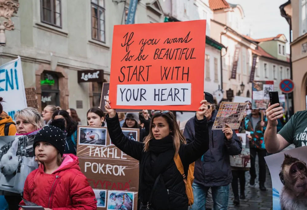 VIDEO: Účastníci průvodu Prahou protestovali proti pokusům na zvířatech