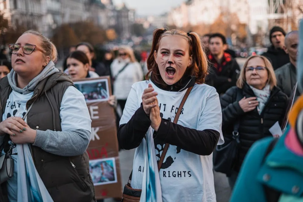 VIDEO: Účastníci průvodu Prahou protestovali proti pokusům na zvířatech