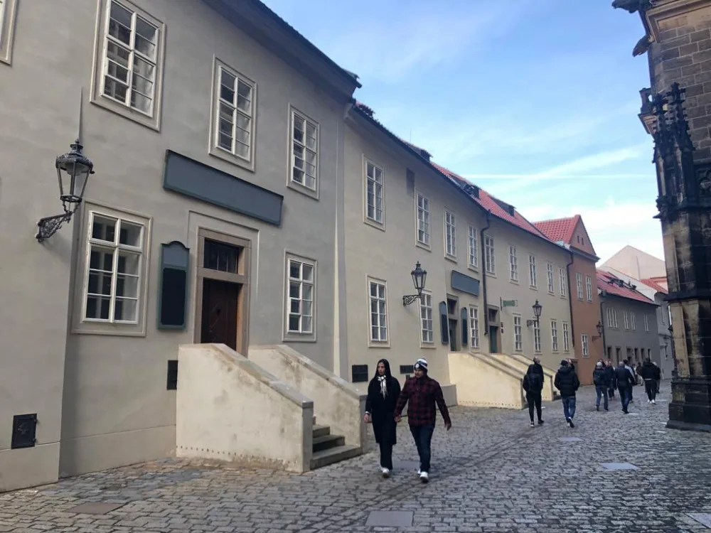 Vikárka je hned vedle Katedrály svatého Víta.