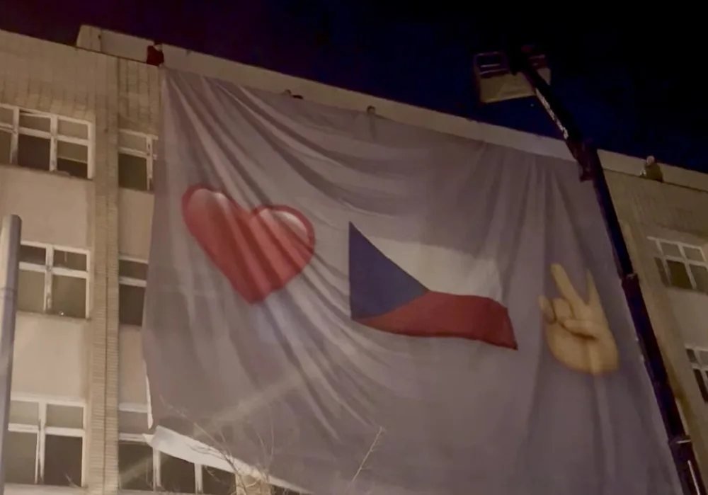 Na ministerstvu už je nová plachta.