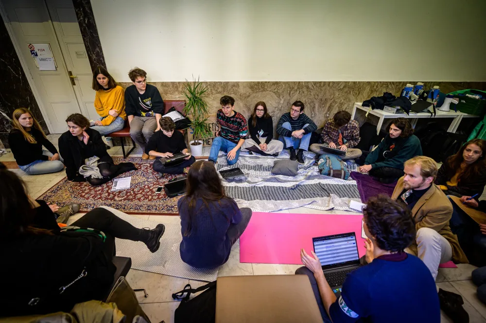 Stávkující studenti spí na chodbách fakult. Výuku nenarušujeme, říkají