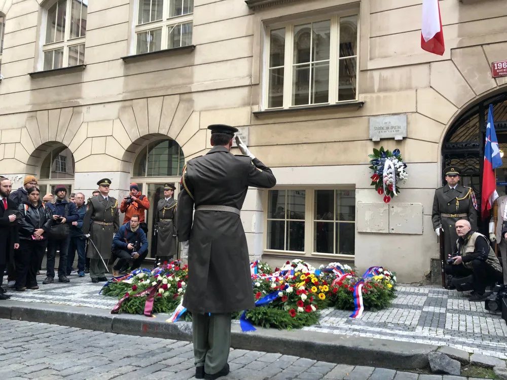 Před budovu položili vojáci věnce.