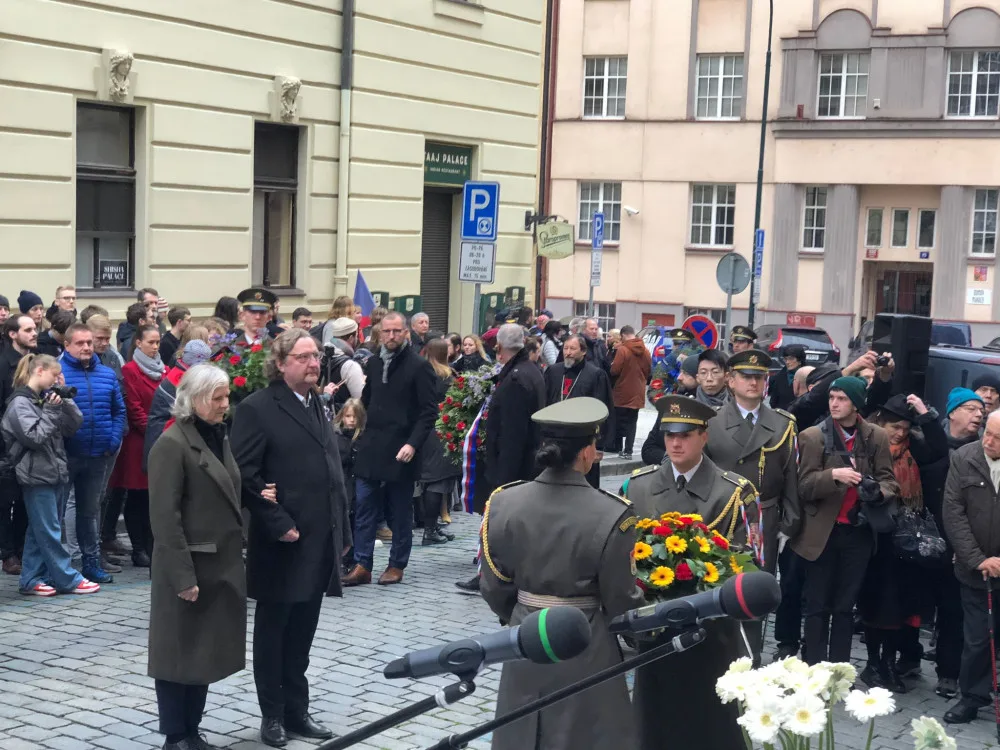 VIDEO: U Hlávkovy koleje si připomněli zavražděné studenty. Věnec tam nechali položit Kupka, Hlaváček i Drahoš