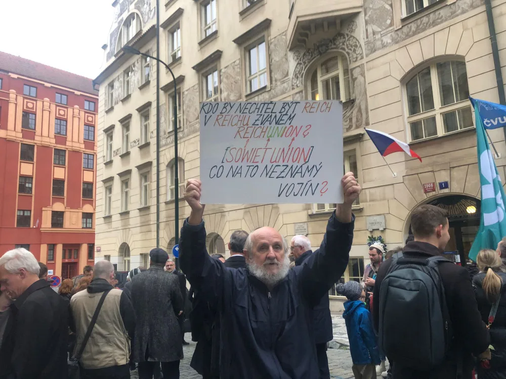 VIDEO: U Hlávkovy koleje si připomněli zavražděné studenty. Věnec tam nechali položit Kupka, Hlaváček i Drahoš