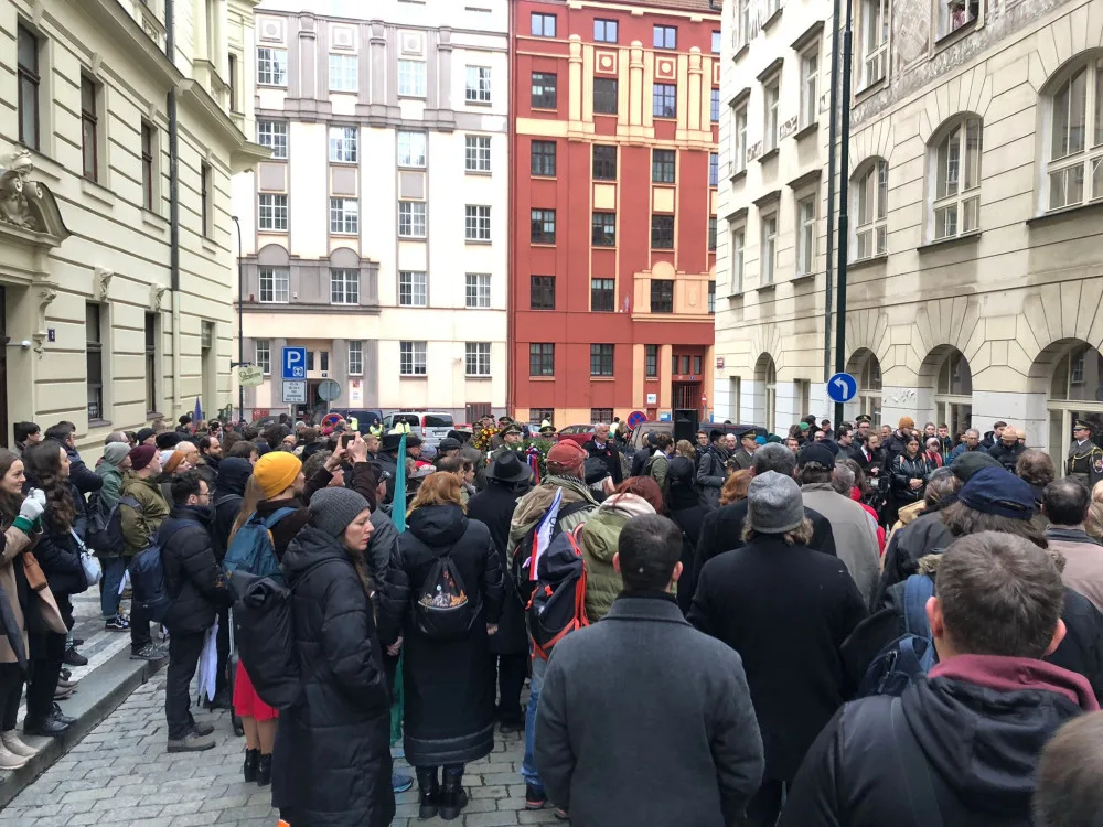 VIDEO: U Hlávkovy koleje si připomněli zavražděné studenty. Věnec tam nechali položit Kupka, Hlaváček i Drahoš