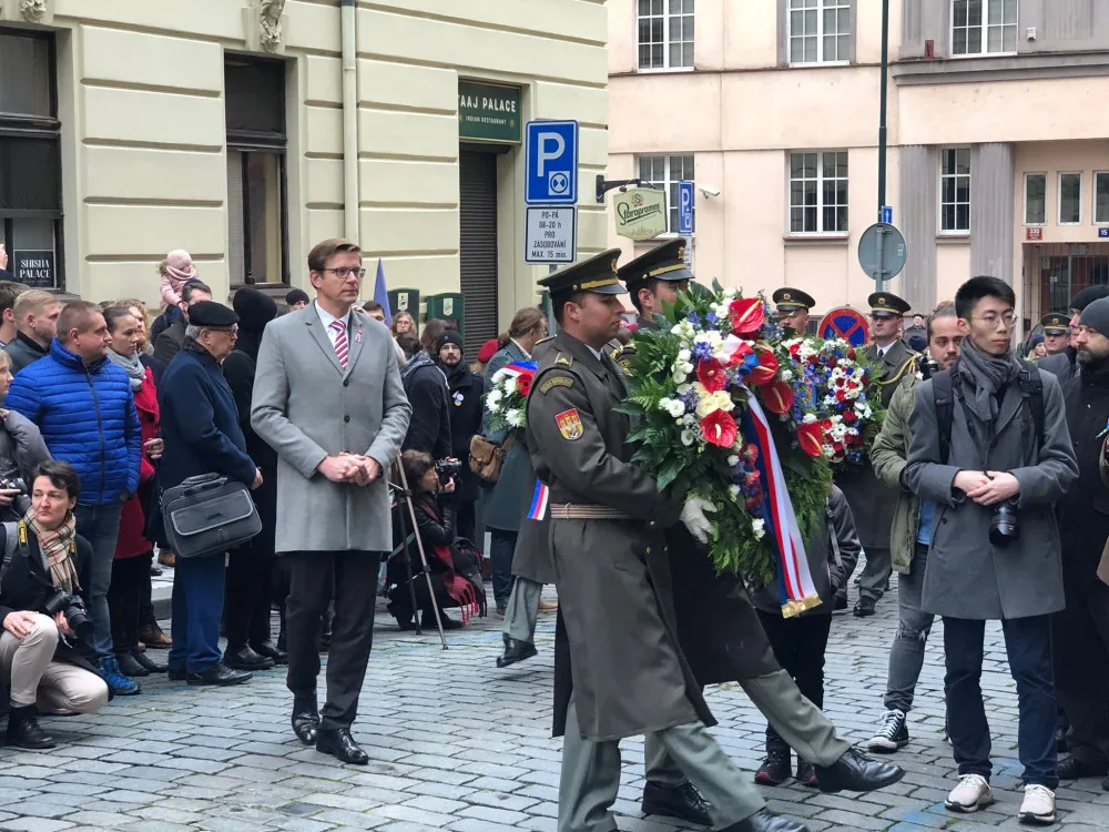VIDEO: U Hlávkovy koleje si připomněli zavražděné studenty. Věnec tam nechali položit Kupka, Hlaváček i Drahoš