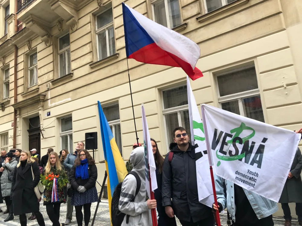VIDEO: U Hlávkovy koleje si připomněli zavražděné studenty. Věnec tam nechali položit Kupka, Hlaváček i Drahoš