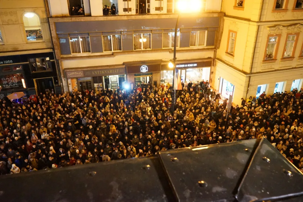 VIDEO: Hymna, svíčky a politici. Podívejte se, jak probíhal sedmnáctý listopad