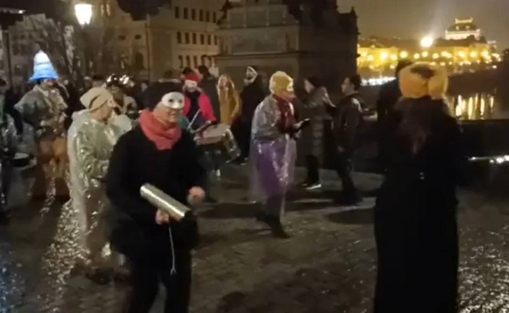 VIDEO: Prahou prošel průvod připomínající, že řada Ukrajinců se stále nemůže vrátit domů