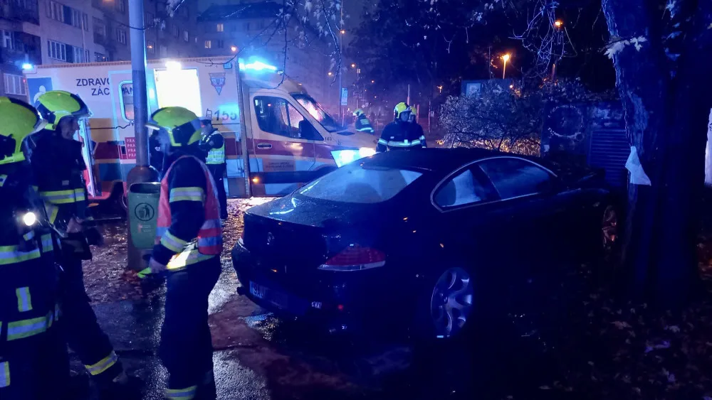 Řidič ženy srazil na chodníku