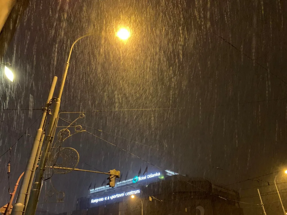 Do Prahy dorazil první sníh. Dlouho ale nevydrží