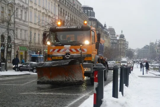 Sníh zkomplikoval dopravu, autobusy se zasekly v kopcích