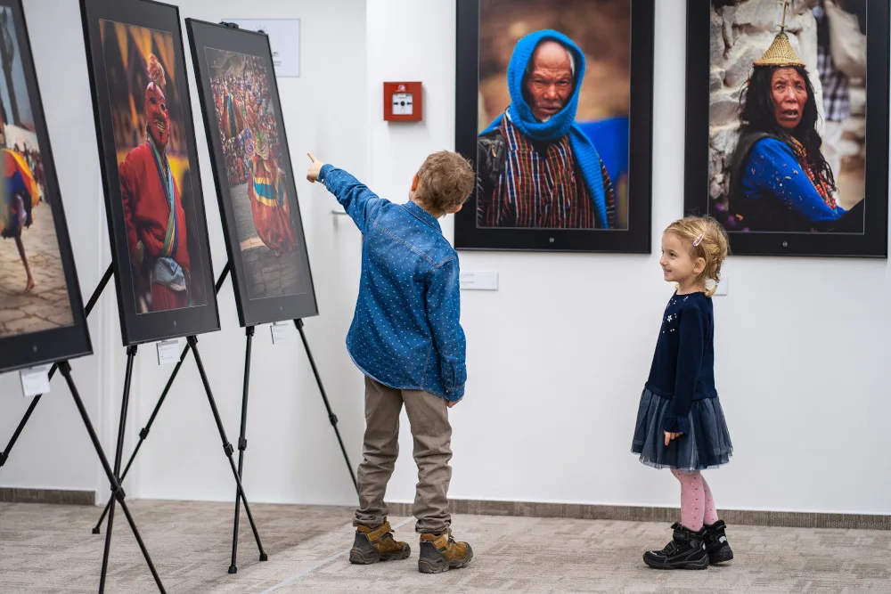 Nová pražská výstava představuje digitalizovanou Slovanskou epopej i fotografie z cest po světě