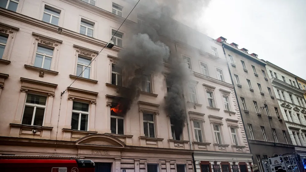 VIDEO: V centru Prahy vyhořel byt, hasiči zachránili třináct lidí