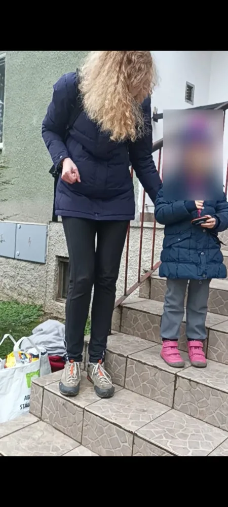 Uražená pětiletá holčička utekla mámě, protože jí nekoupila hračku