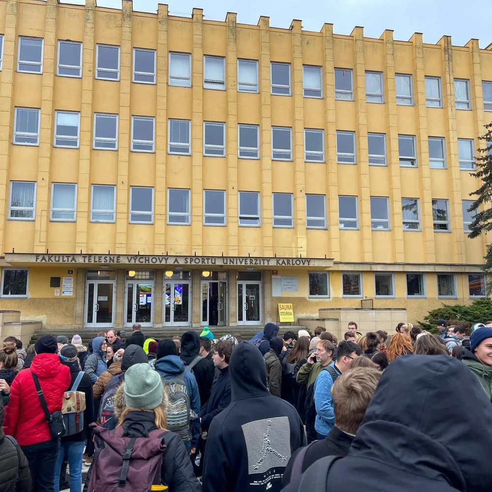Studenty a zaměstnance evakuovali