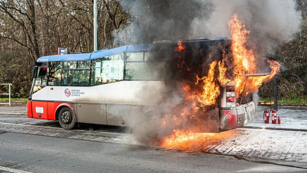 VIDEO: V Praze hořel autobus. Škoda je půl milionu