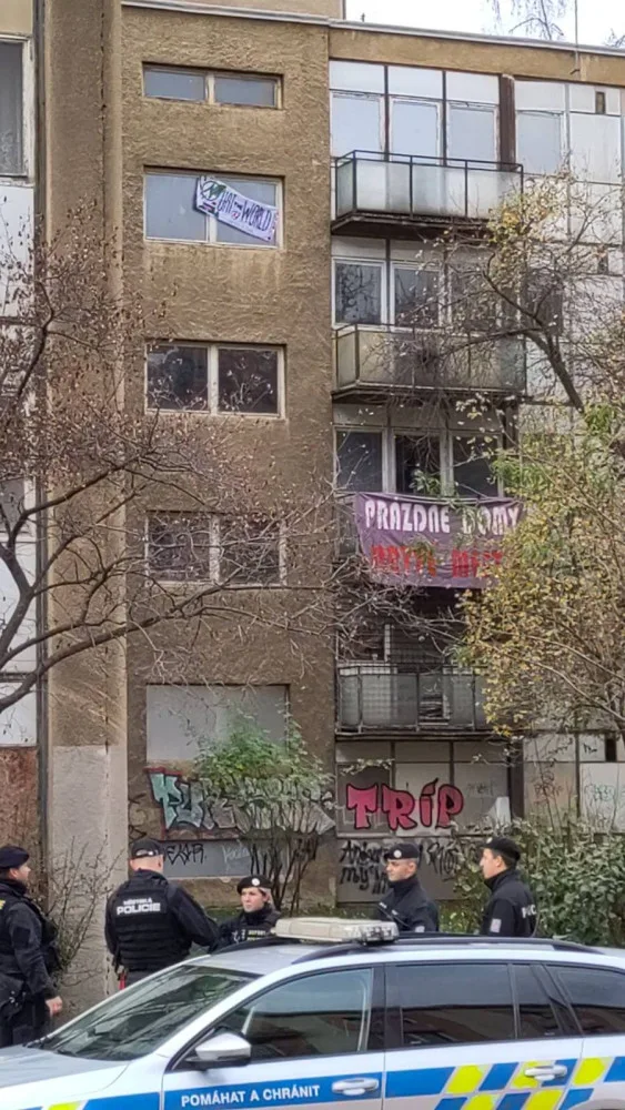 Squatteři obsadili dům v Praze. Chtějí zůstat co nejdéle