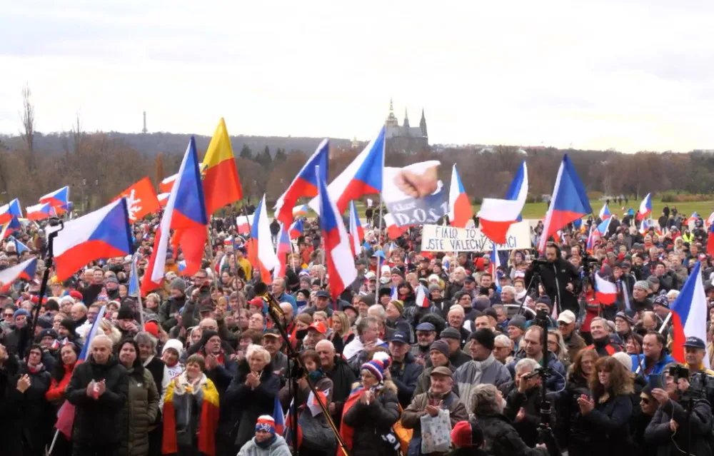 Na Letné probíhá protivládní demonstrace. Přišlo asi tisíc lidí