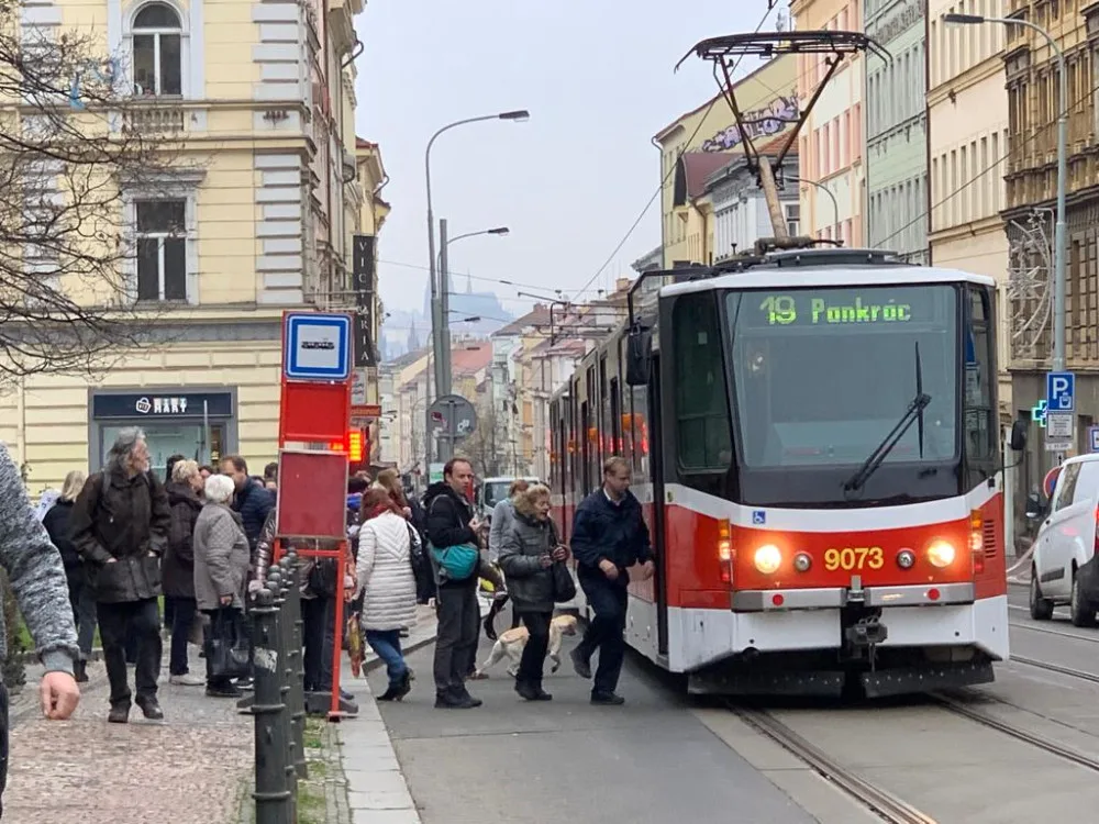 VIDEO: Provoz na páteřní tramvajové lince Žižkovem komplikují opravy vodovodu
