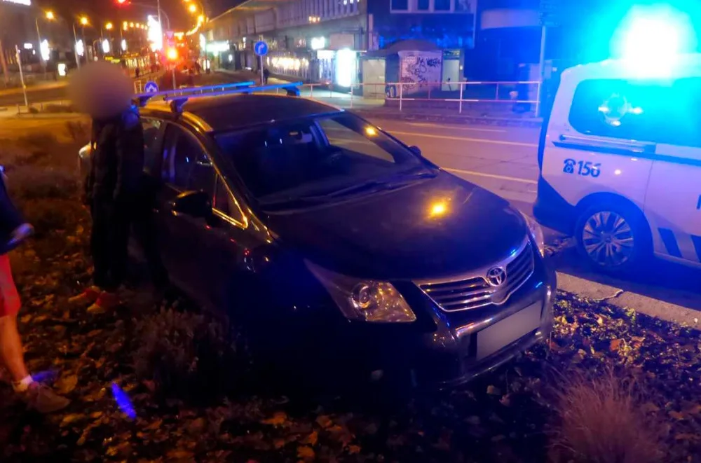 Opilý řidič prorazil pneumatiku. Pak úhledně zaparkoval mezi květinami