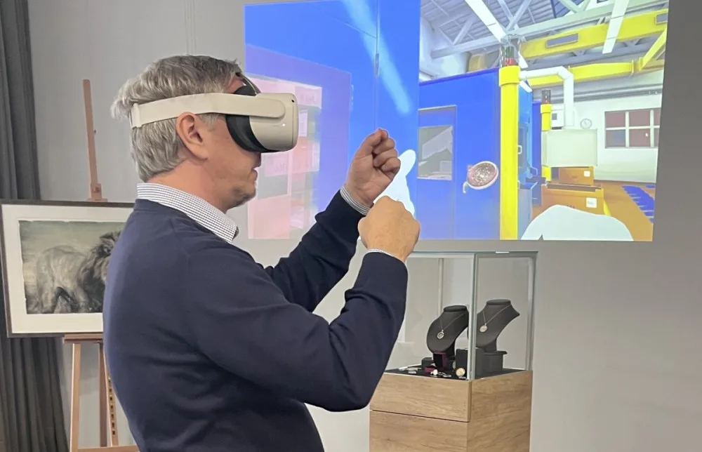 Česká mincovna nabízí možnost zúčastnit se ražby už i v Praze. Díky virtuální realitě
