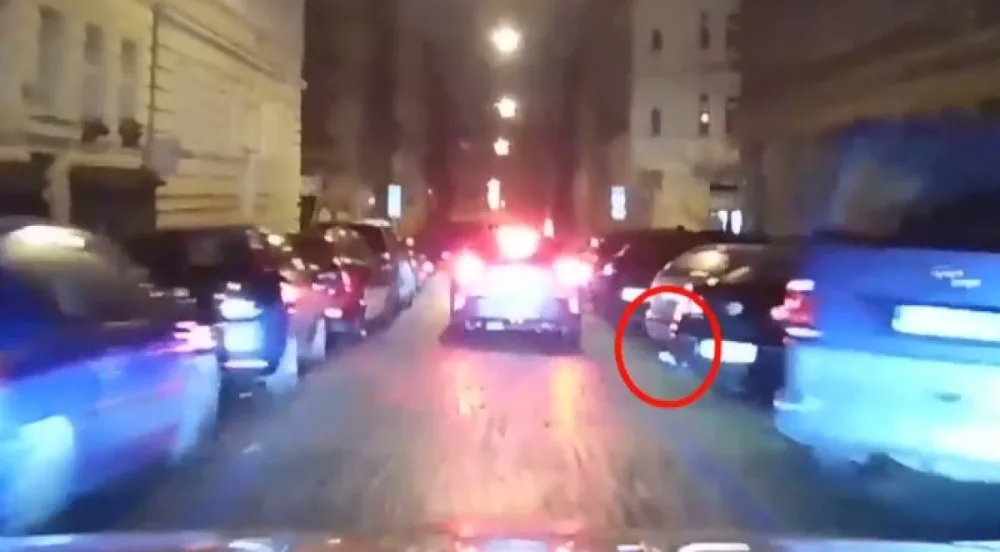 VIDEO: Opilí mladíci si půjčili sdílené auto. Řidič neměl doklady a boural