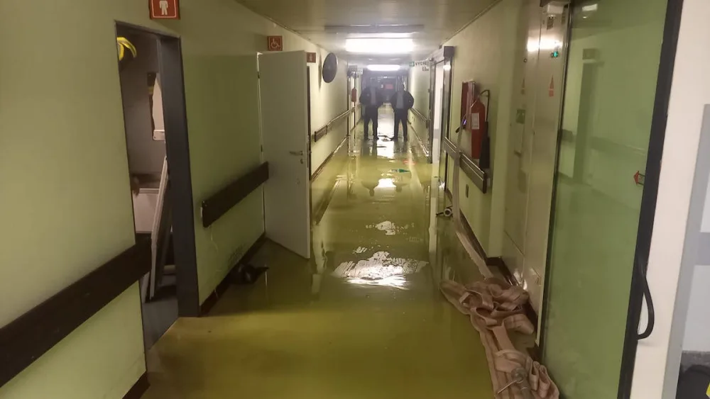 Požár uhasila voda z prasklé trubky.