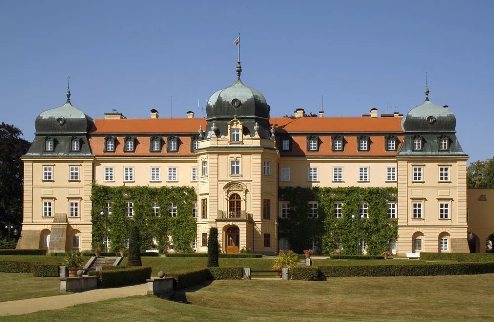 Průčelí_lánského_zámku_verze2