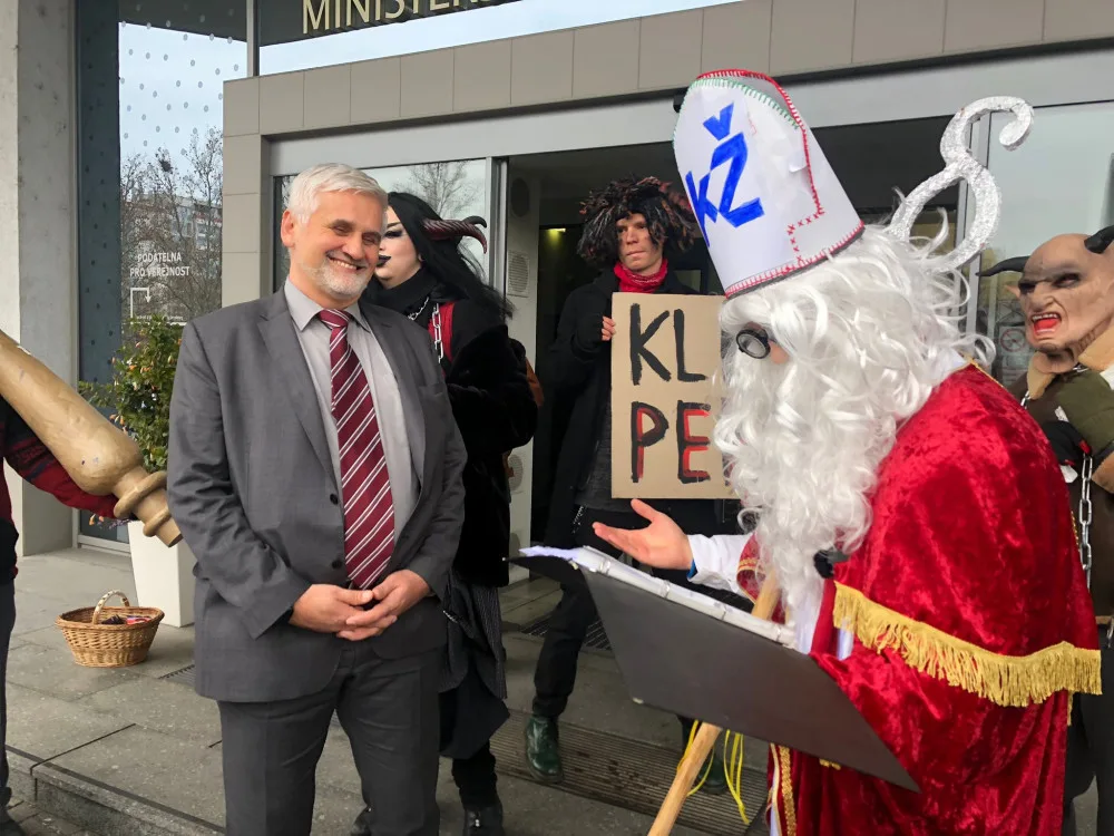 VIDEO: Klimatický Mikuláš obchází ministerstva, která nedodržují Pařížskou dohodu
