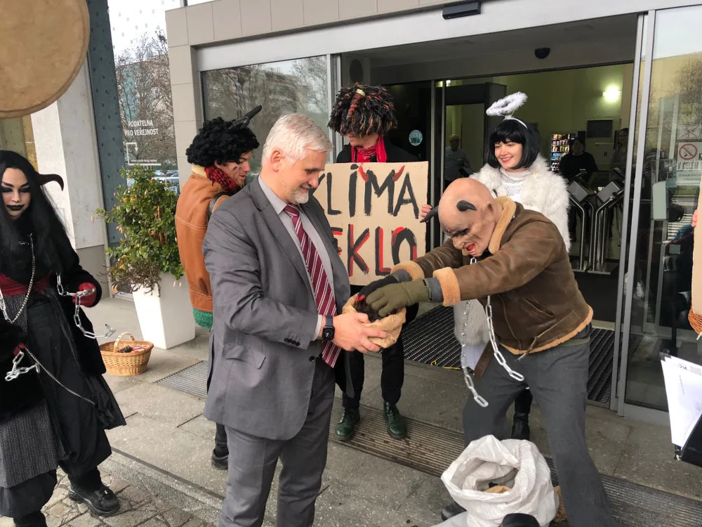 VIDEO: Klimatický Mikuláš obchází ministerstva, která nedodržují Pařížskou dohodu