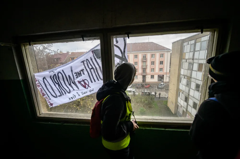 Squatteři, kteří obsadili dům v Praze, se sešli se starostou