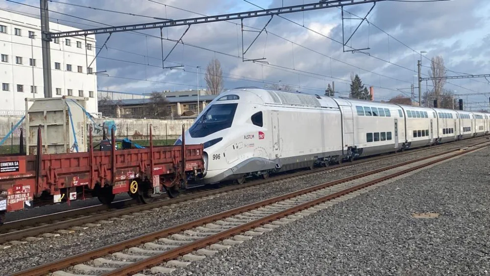 VIDEO: Prahou projelo nejnovější TGV. Táhla ho lokomotiva ČD Cargo