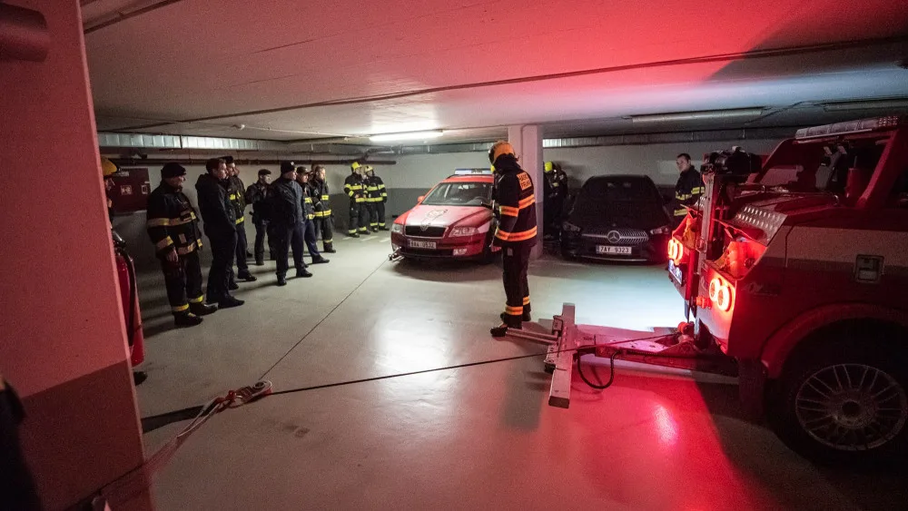 Hasiči cvičně vytahovali elektrické auto z garáží