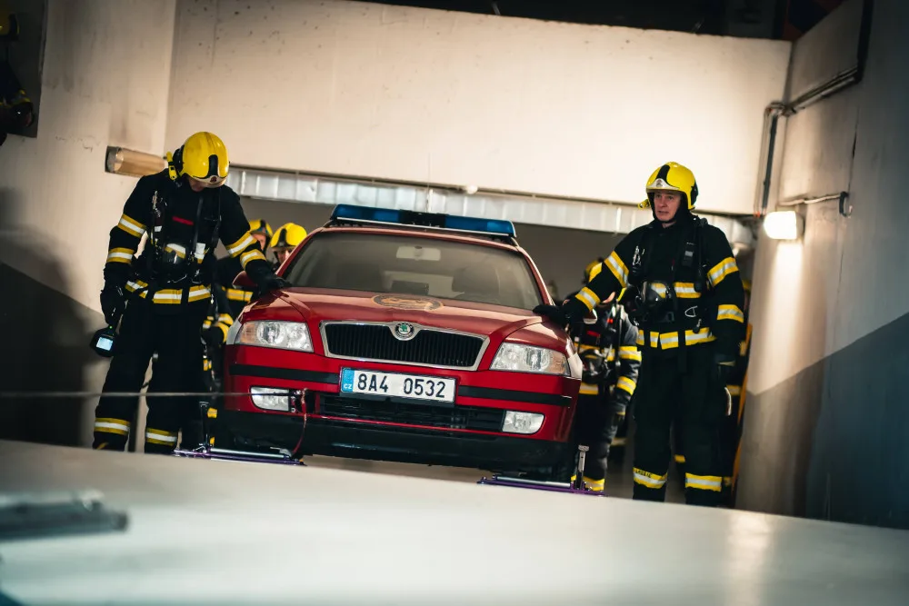 Hasiči cvičně vytahovali elektrické auto z garáží