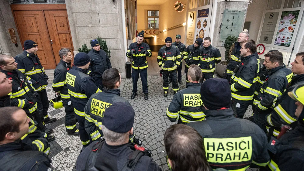 Hasiči cvičně vytahovali elektrické auto z garáží