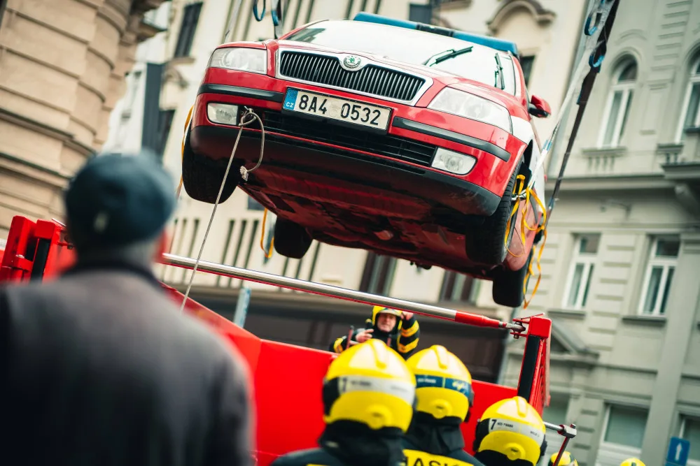 Hasiči cvičně vytahovali elektrické auto z garáží