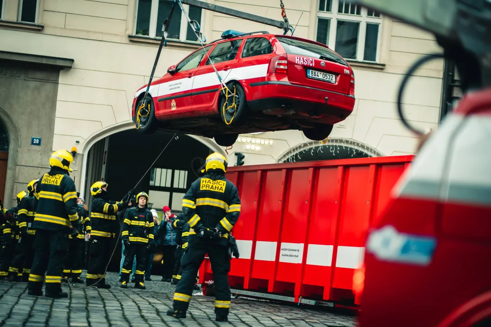 Hasiči cvičně vytahovali elektrické auto z garáží
