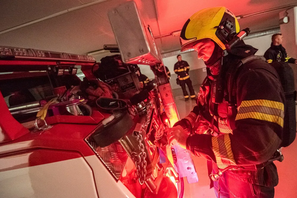 Hasiči cvičně vytahovali elektrické auto z garáží