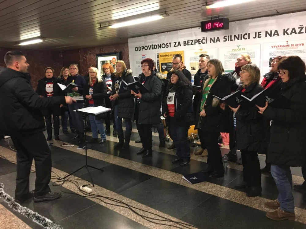 Zazpívá i sbor dopravního podniku.