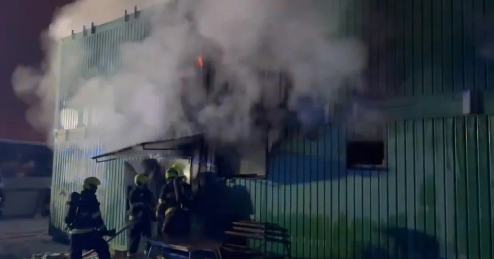 VIDEO: V Praze hoří komplex stavebních buněk. Škoda je dva miliony