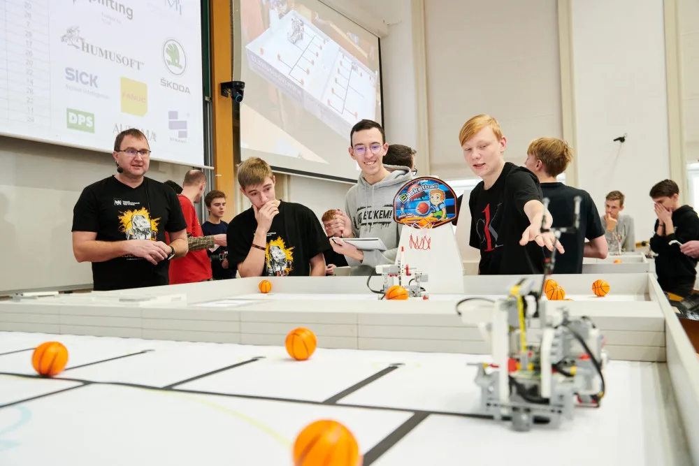 Středoškoláci v Praze stavěli robotické basketbalisty. Klání ovládli studenti z Prahy 4