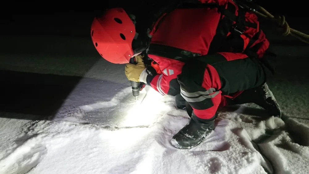 Pod bruslařem v Praze se prolomil led. Na zamrzlé vodní plochy nevstupujte, varují hasiči